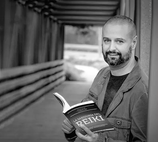 JavierMa con uno de sus libros